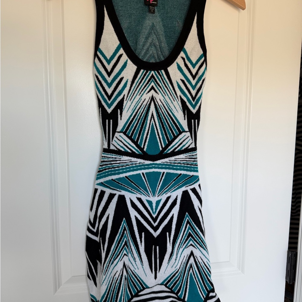 Excellent Condition. Medium 2b (bebe) Geometric Patterned Teal and Black Dress